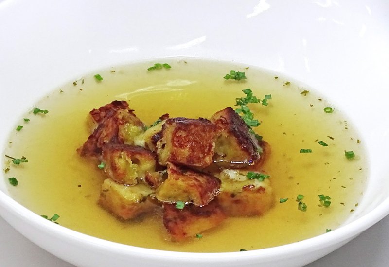 Käseknödel als Suppeneinlage