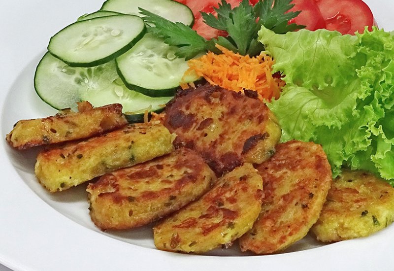 Geröstete Käseknödel mit Salat