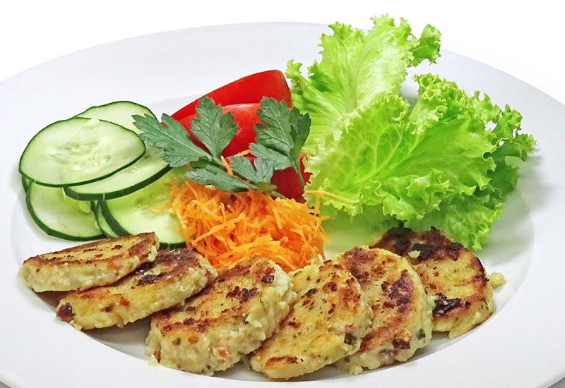 Geröstete Speckknödel mit Salat