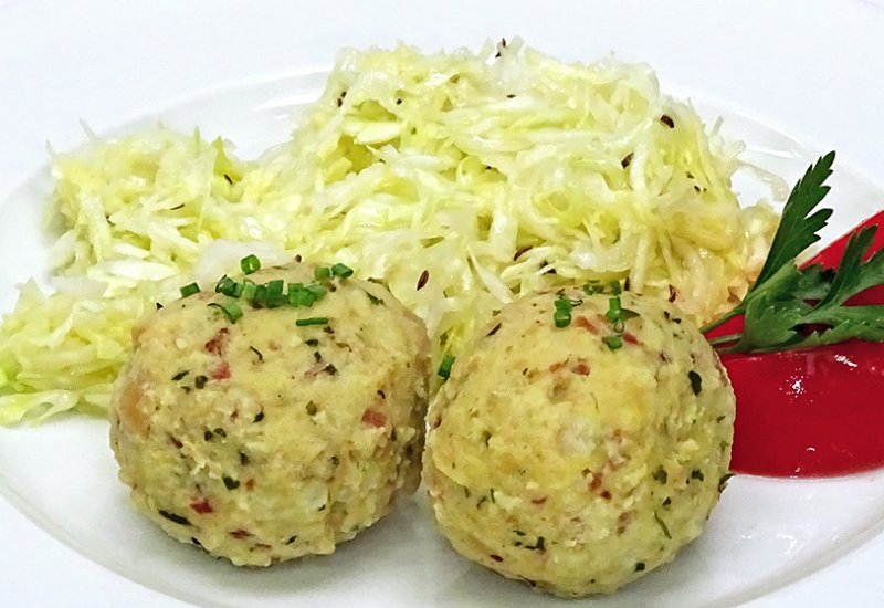 Speckknödel mit Krautsalat