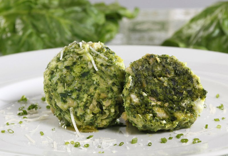 Spinatknödel mit Butter und Parmesan
